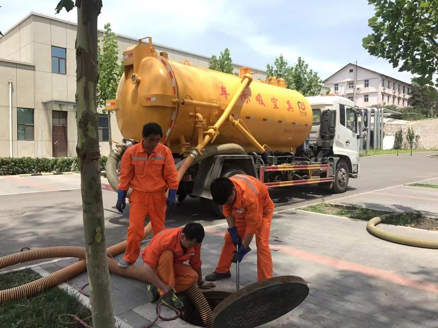 集宁管道疏通车停在窨井附近