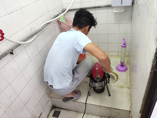 集宁管道堵塞冒臭气 专业师傅现场解决问题